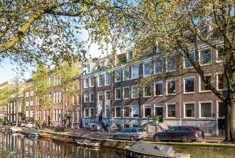 De Uylenburgh in Amsterdam. Vooraanzicht vanaf de Lauriergracht.